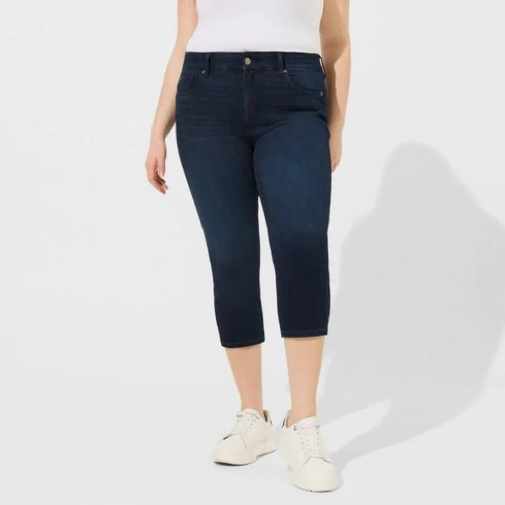 NWT Torrid Crop Bombshell Skinny Premium Stretch - Picture 2 of 10